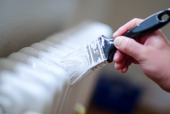 Acrylfarbe auf Metall auftragen - So verarbeiten Sie sie richtig