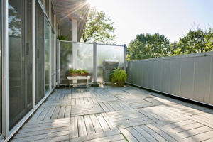 Ein transparenter Windschutz für den Balkon – So geht es!