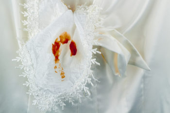Flecken auf Terrassenplatten - So entfernen Sie alte und neue Flecken