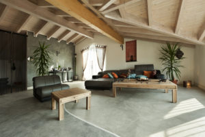 So bringt ein Kunstharzboden kühle Eleganz in den Wohnbereich