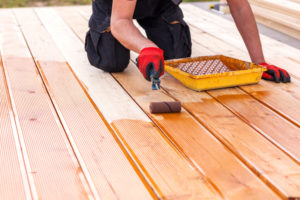 Lärchenholz sollten Sie imprägnieren wie anderes Holz auch