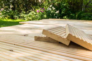 Das Lärchenholz ist nicht immer erste Wahl beim Terrassenbau