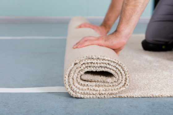 Wie Bekommt Man Druckstellen Aus Dem Teppich Teppich auf Fliesen verlegen - Vorbereitung, Aufbauhöhe und mehr