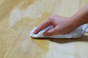 Den Holztisch ölen und gleichzeitig verschönern und schützen