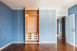 Den alten Schrank tapezieren – die besten Tipps