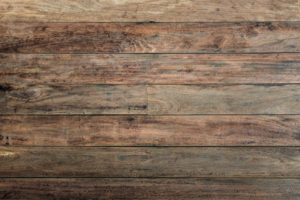 Holz künstlich vergrauen: So geht es!