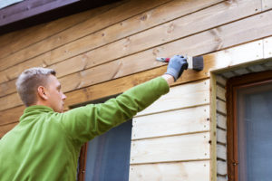 Eine Holzfassade neu streichen