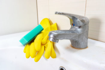 Flecken von Beton entfernen - Diese Möglichkeiten haben Sie