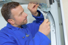 Garagentor reparieren - Diese Schäden können Sie selbst beheben