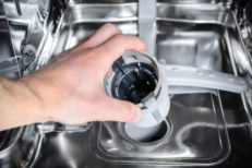 Geschirrspuler Wasser Steht Unter Sieb
