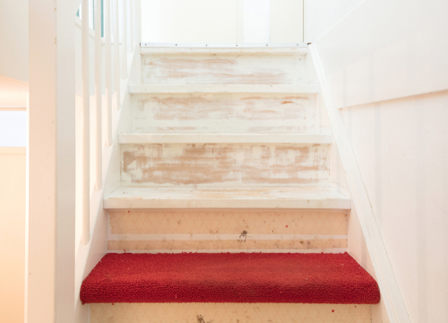 Teppich von Treppen entfernen - Diese Möglichkeiten haben Sie
