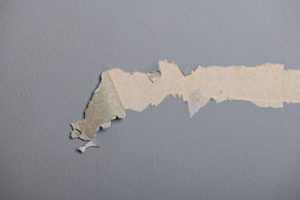Raufasertapeten reparieren – die besten Tipps