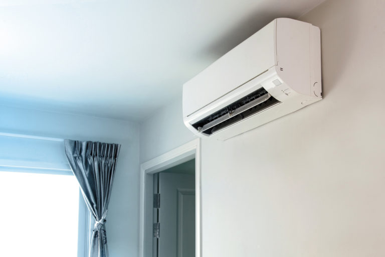 Außeneinheit der Klimaanlage auf dem Dachboden anbringen So geht